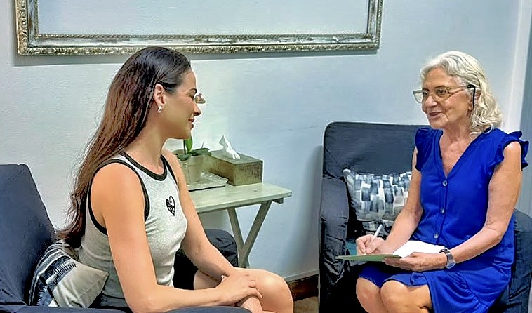 Uby Muñoz working with a patient