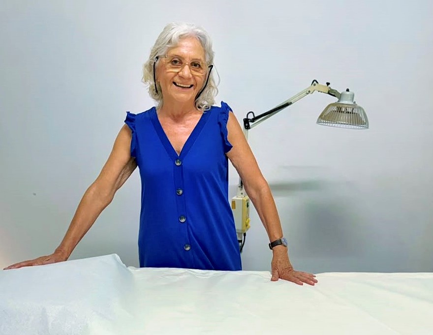 Uby Muñoz trabajando con una paciente